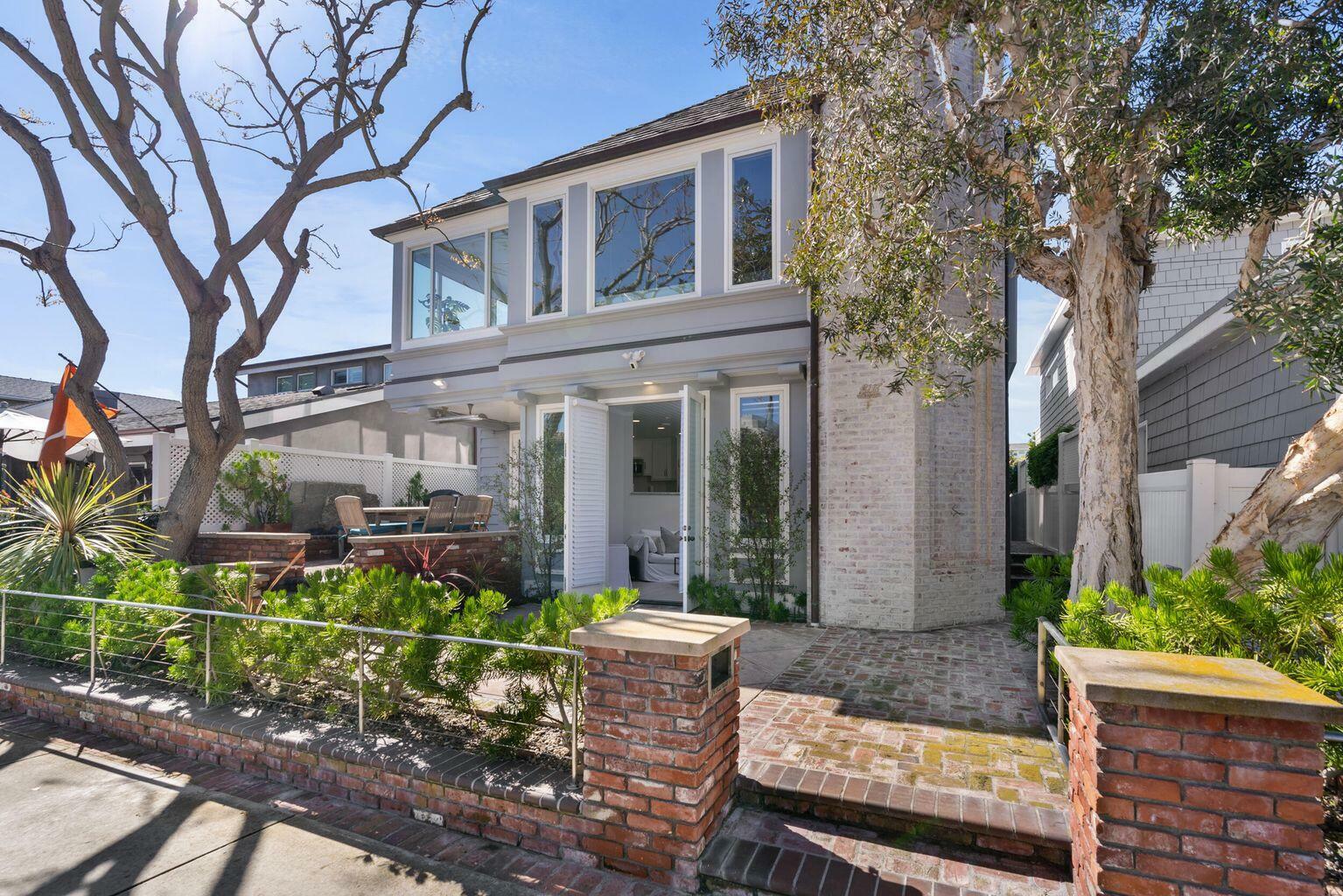 Property Photo: 2117 Miramar Drive CA 92661