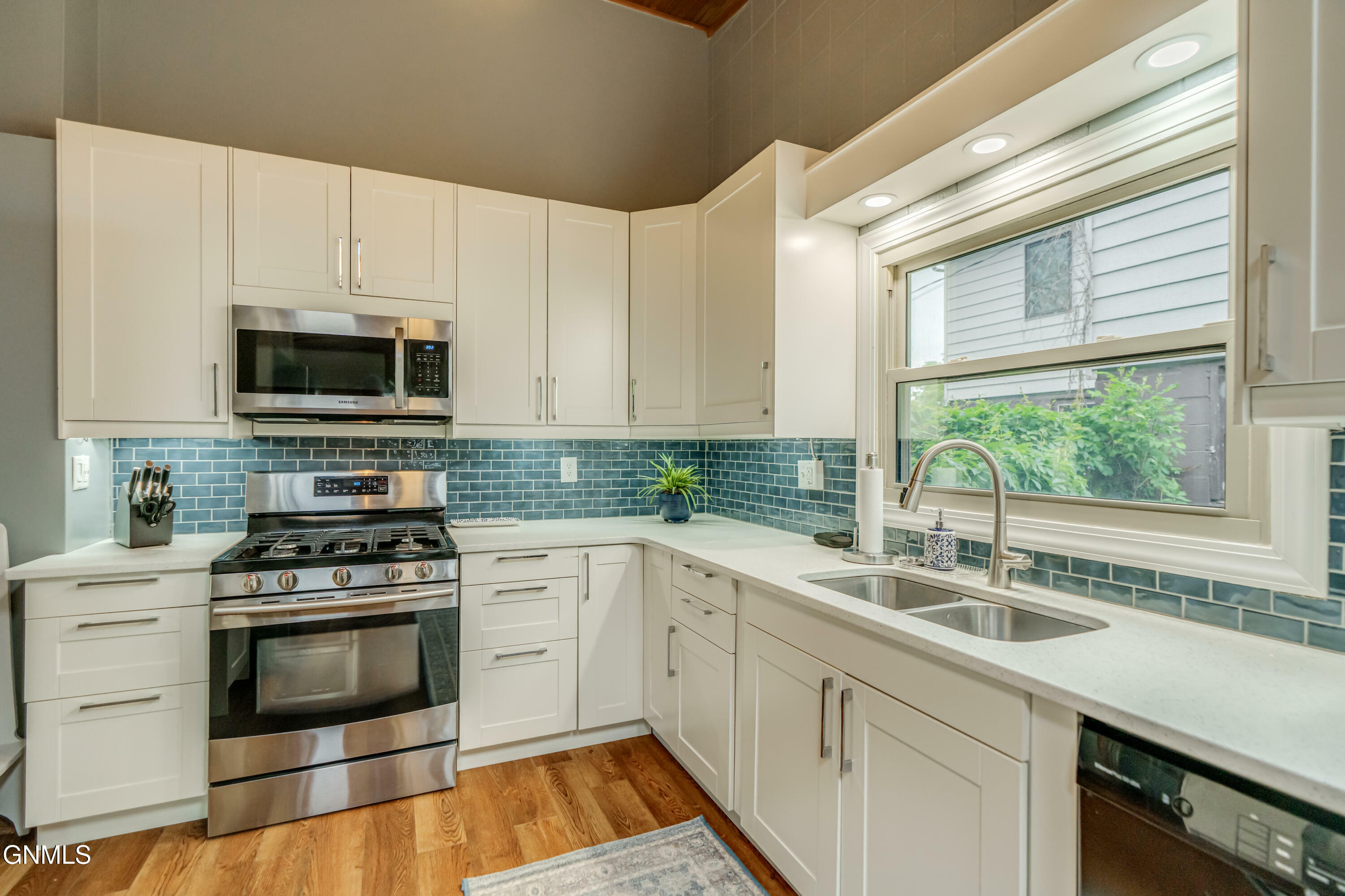 Property Photo: 1503 Hanaford Avenue ND 58501
