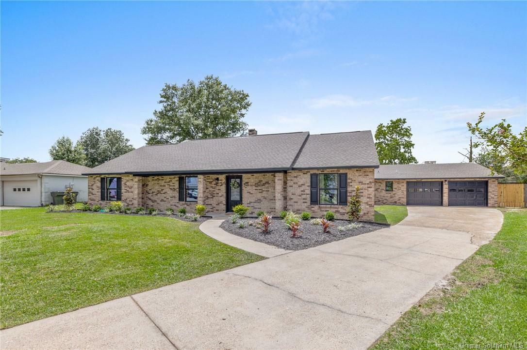 Property Photo:  1540 N Chateau Circle  LA 70605 