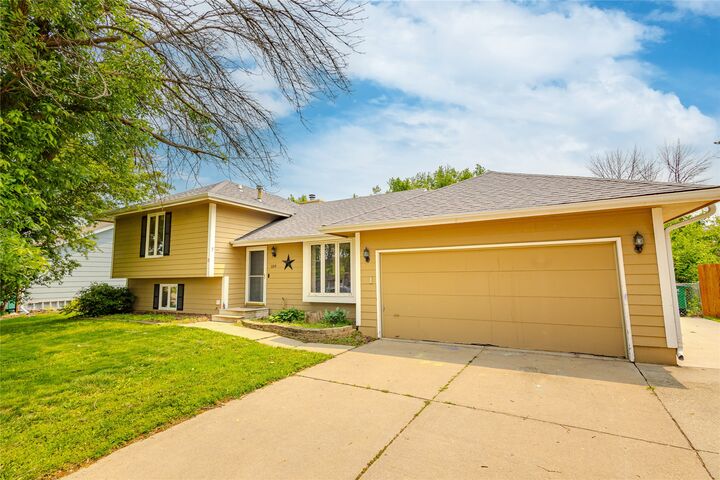 Property Photo:  109 NW Maplewood Drive  IA 50111 