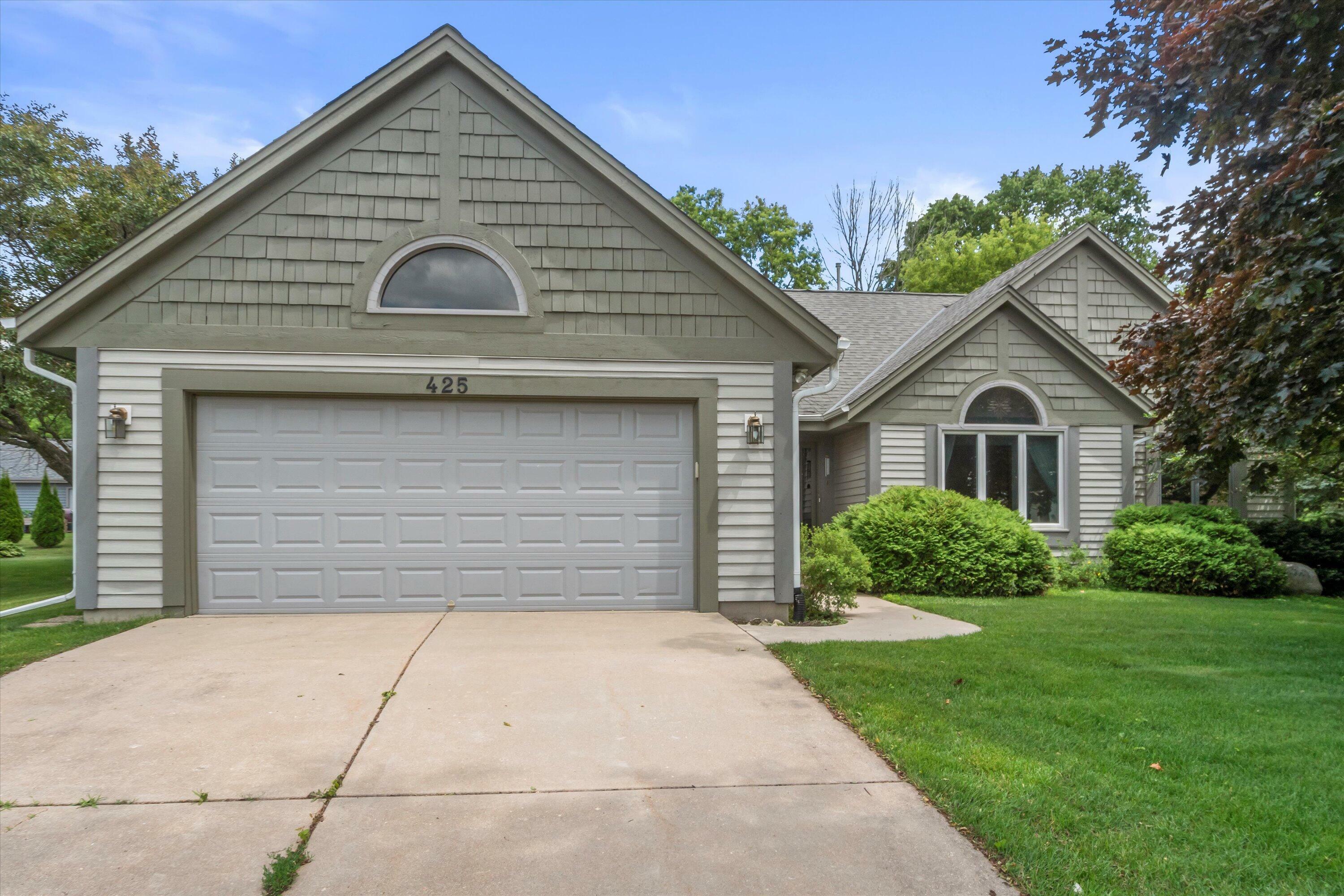 Property Photo: 425 Glen View Ct WI 53086