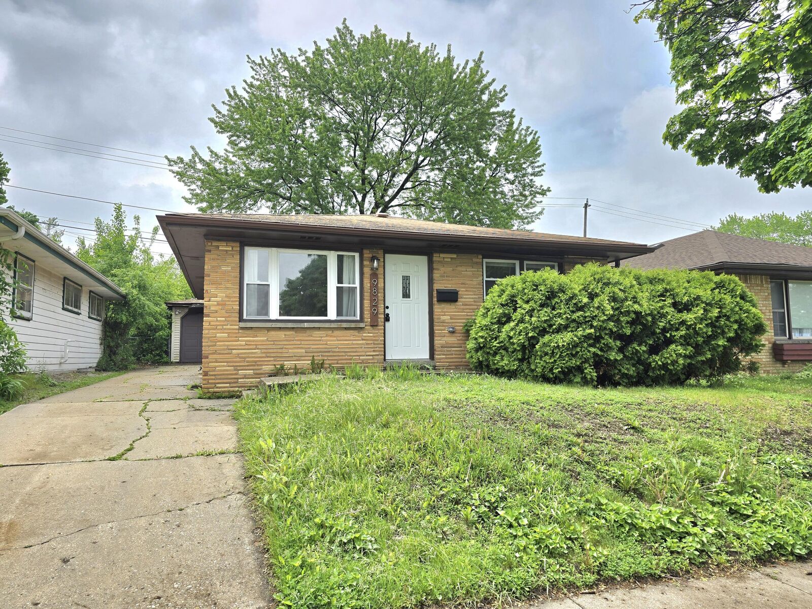 Property Photo: 9829 W Lincoln Ave WI 53227