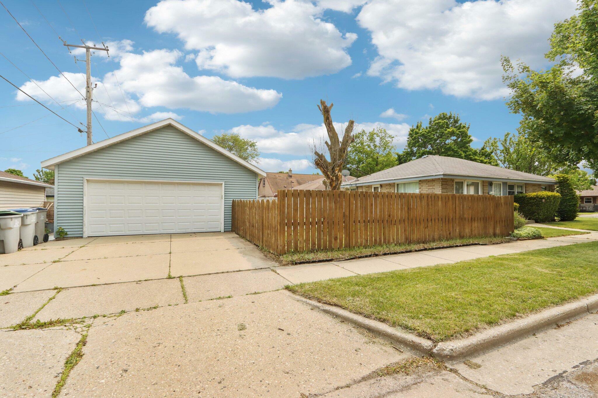 Property Photo:  525 W Allerton Ave  WI 53207 