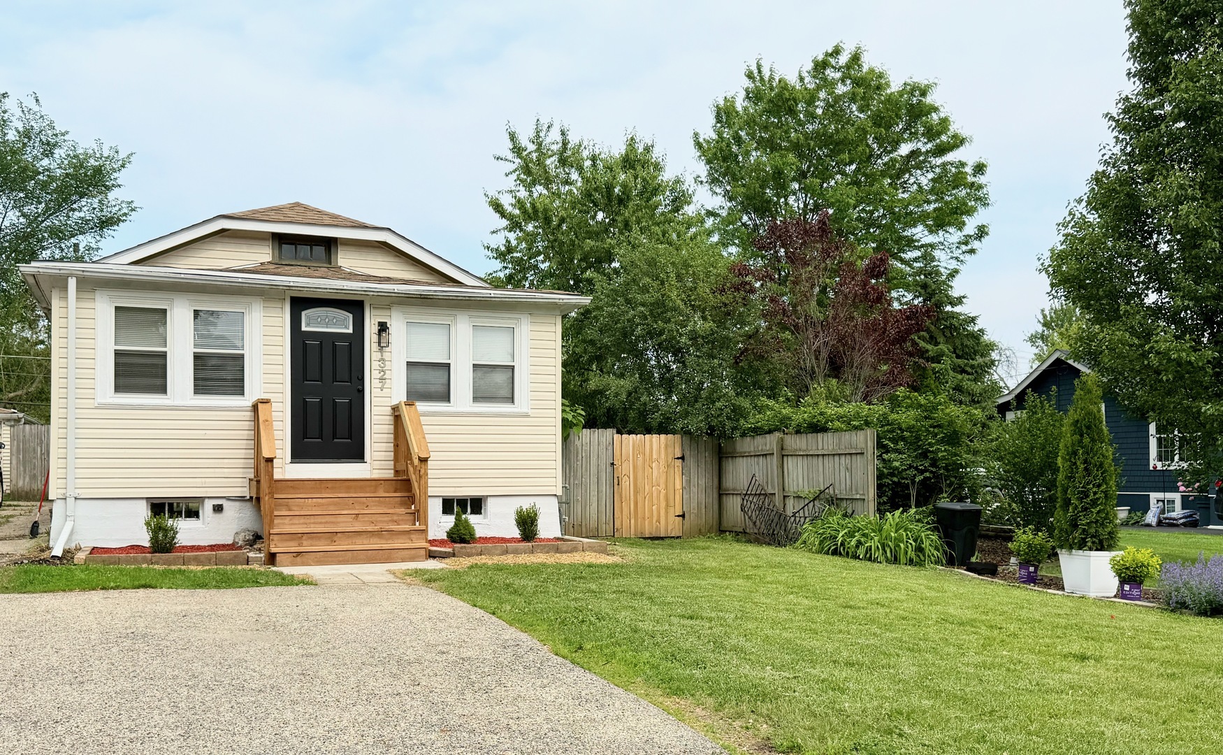 Property Photo: 1327 N Pleasant Drive IL 60073