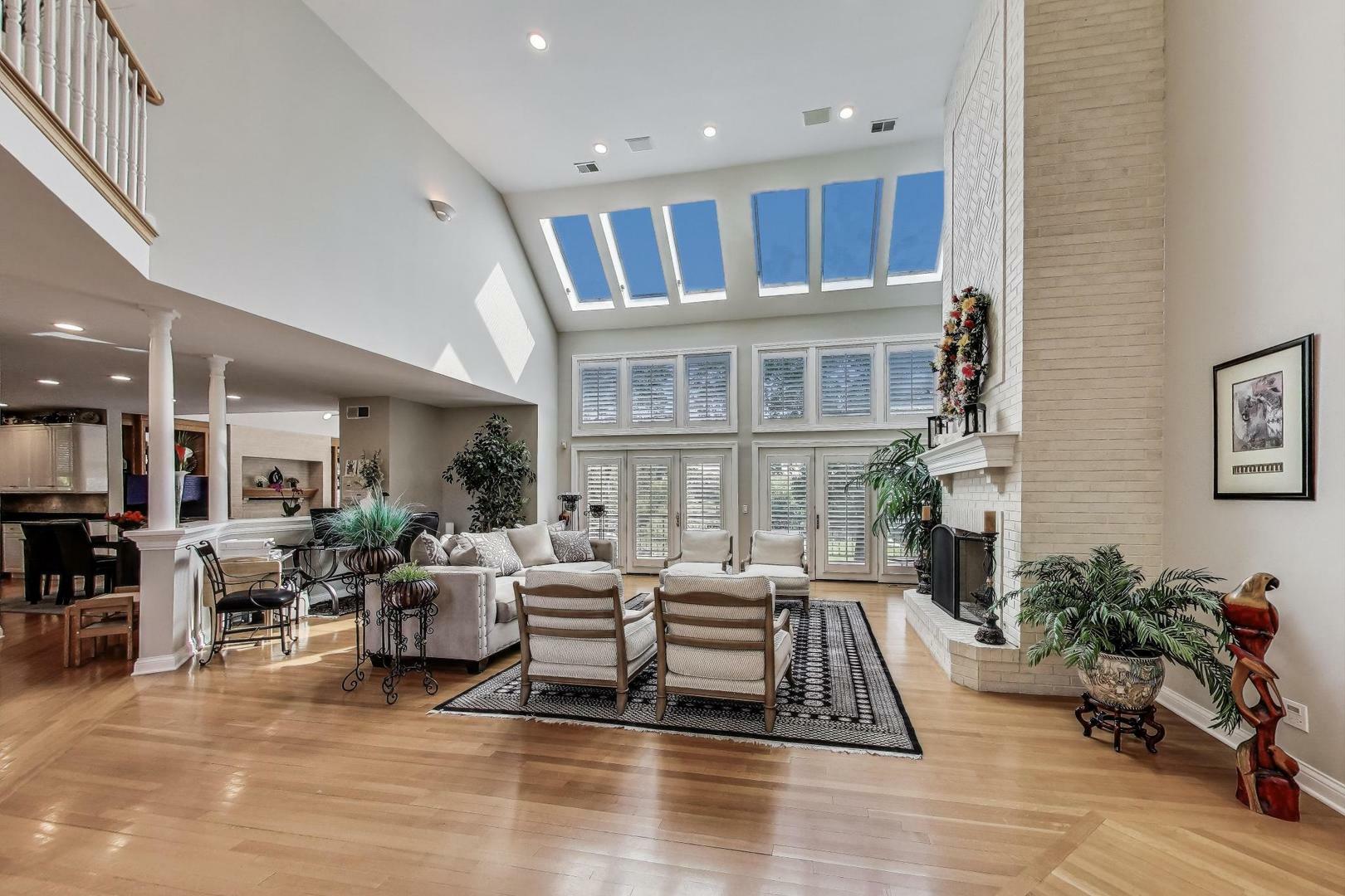 Property Photo:  17N431 Oak Knoll Lane  IL 60118 