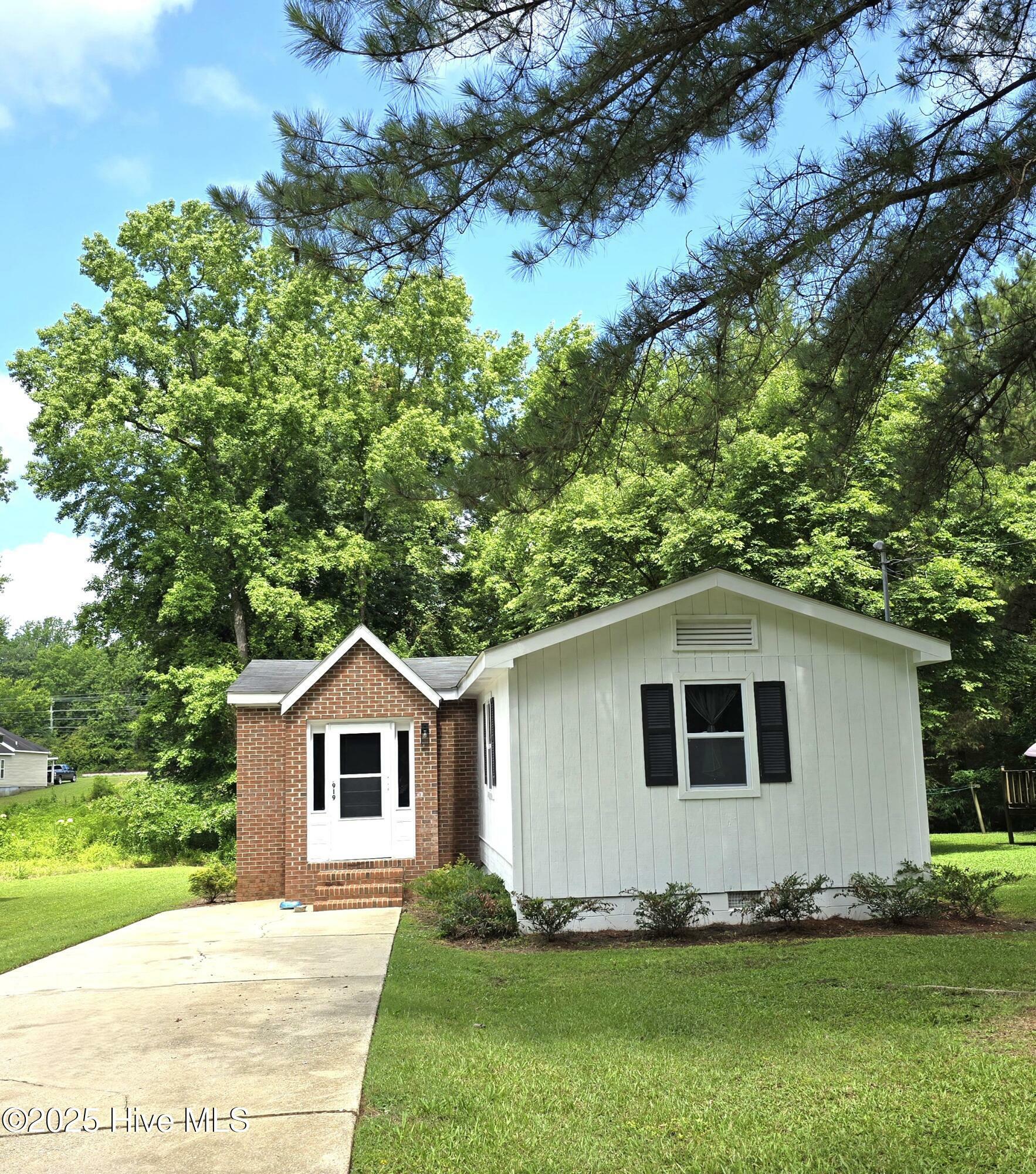 Property Photo: 919 S Chestnut Street NC 27830
