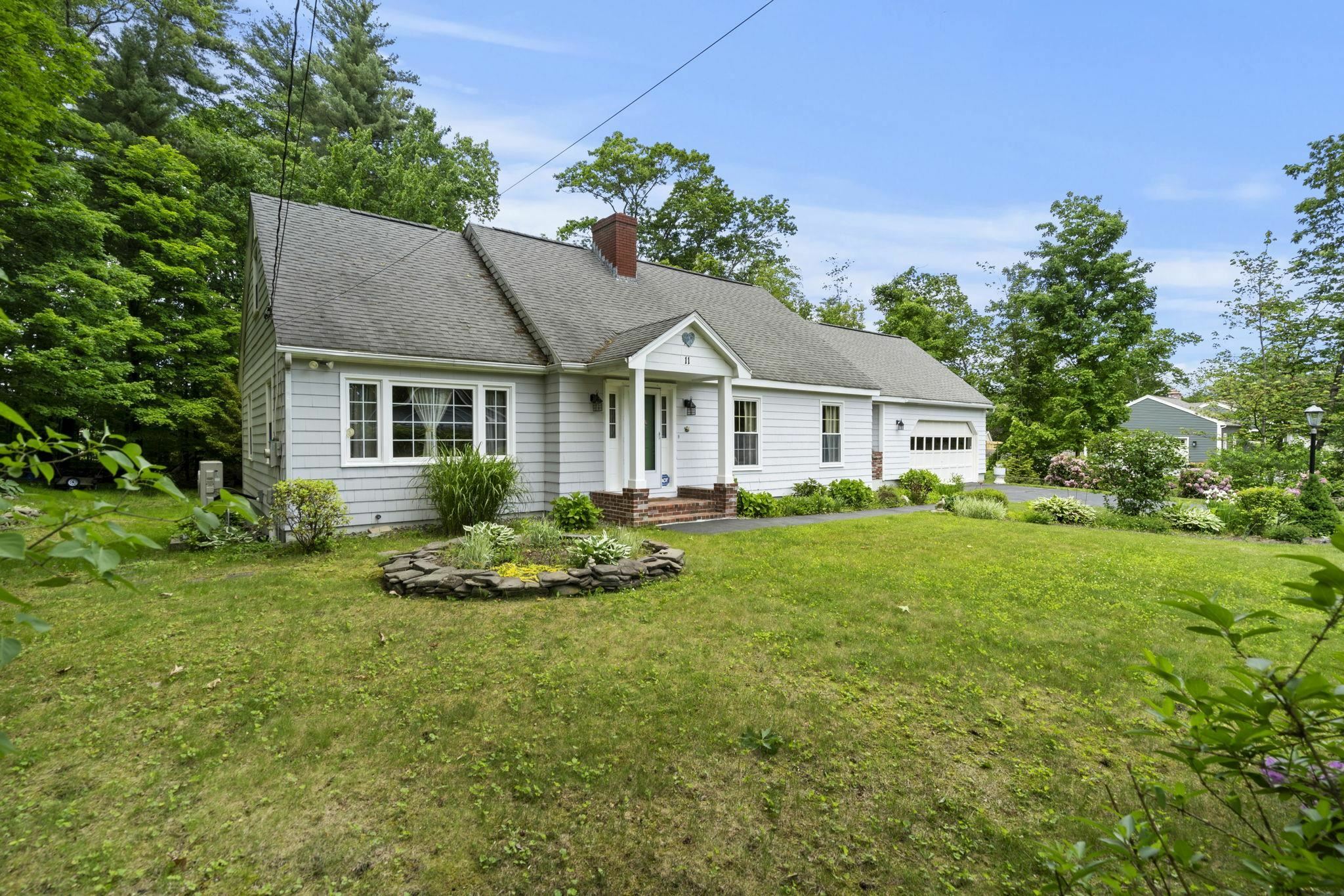 Property Photo: 11 Dunbarton Drive NH 03063