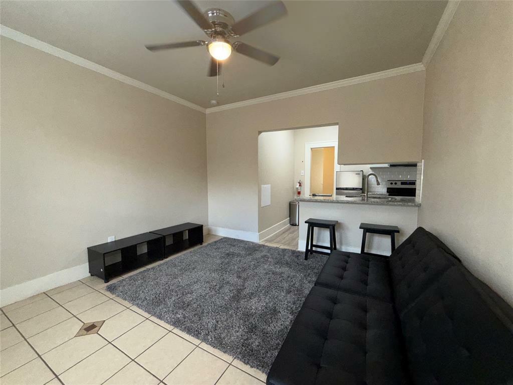 Property Photo: 1115 S Jennings Avenue 11 TX 76104