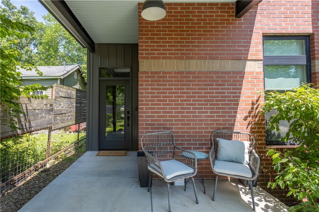 Property Photo:  808 S Locust Avenue  AR 72701 