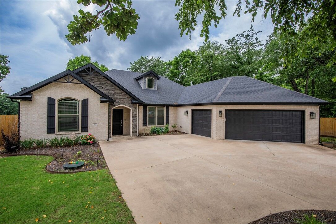 Property Photo:  801 Ravine Street  AR 72718 