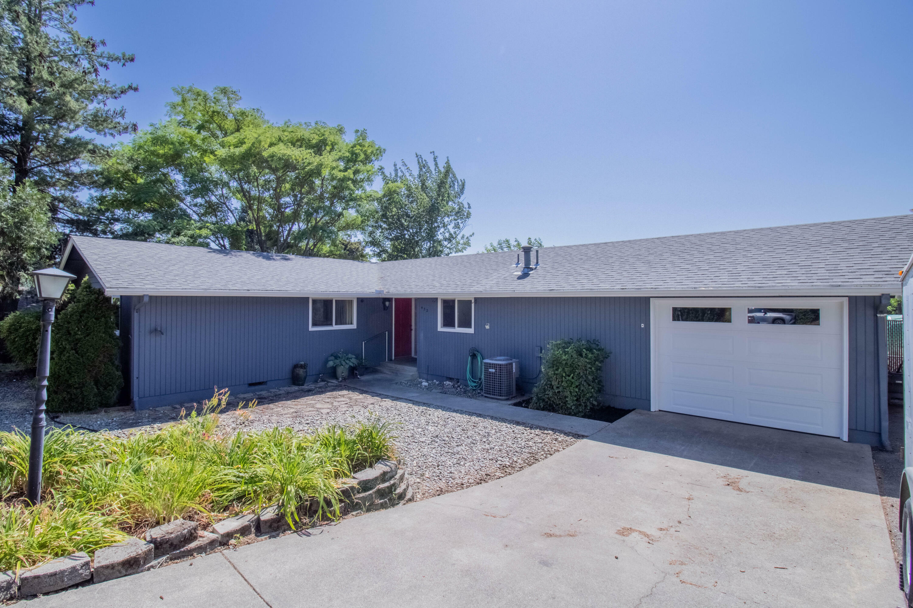 432 NE Royal Drive  Grants Pass OR 97526 photo