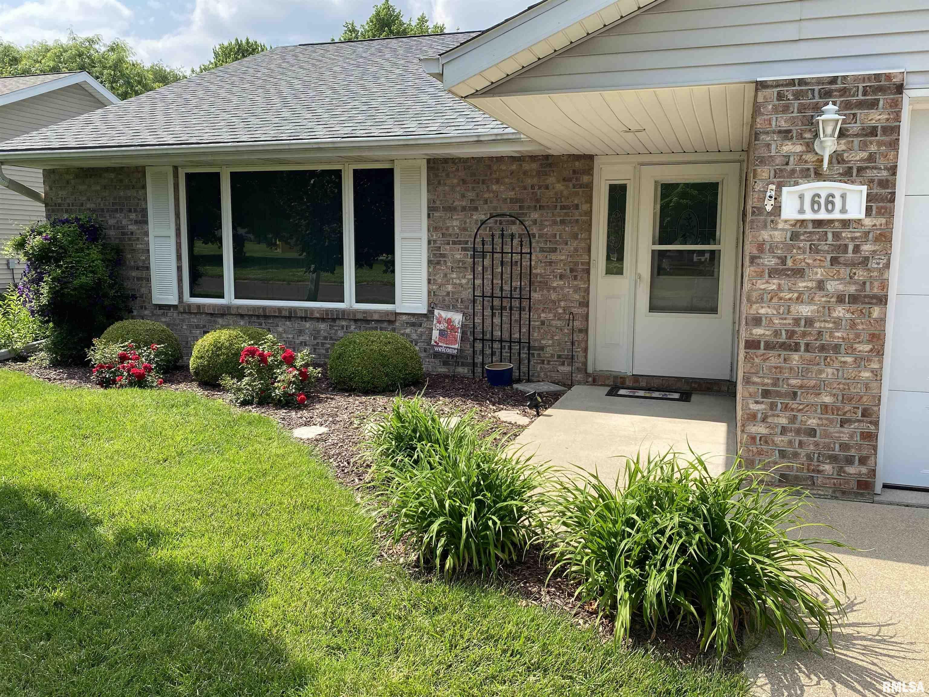 Property Photo: 1661 E Myrtle Street IL 61520