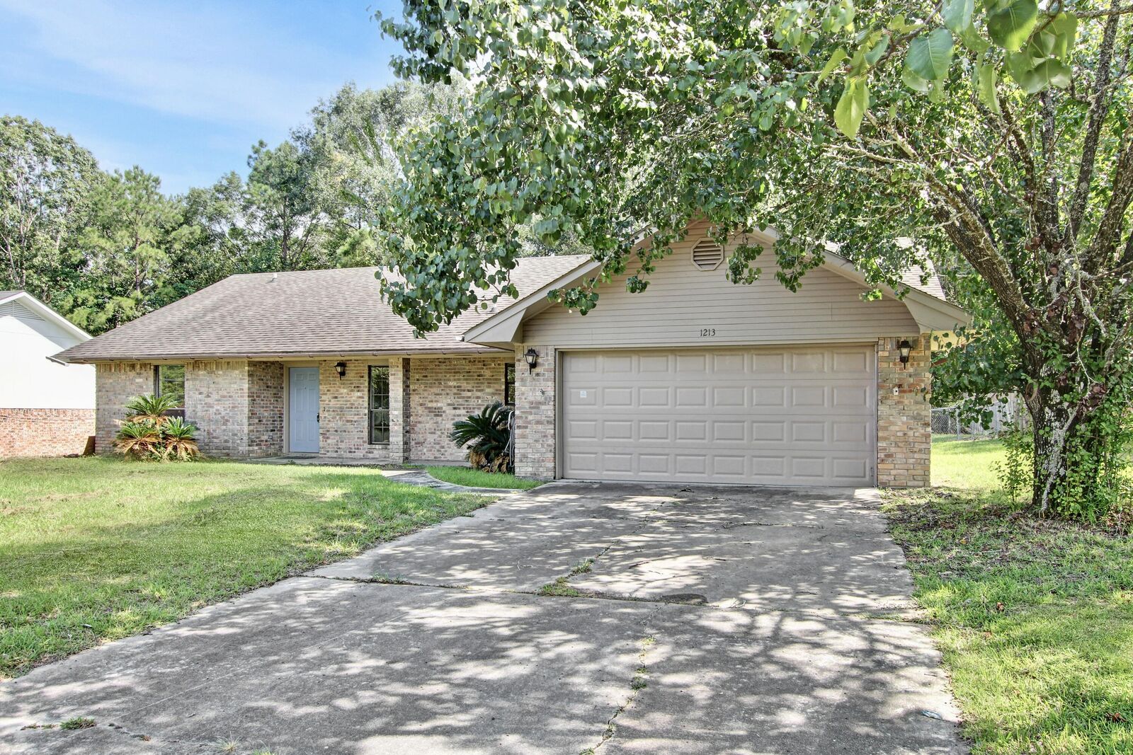 Property Photo:  1213 Port Arthur Terrace  LA 71446 