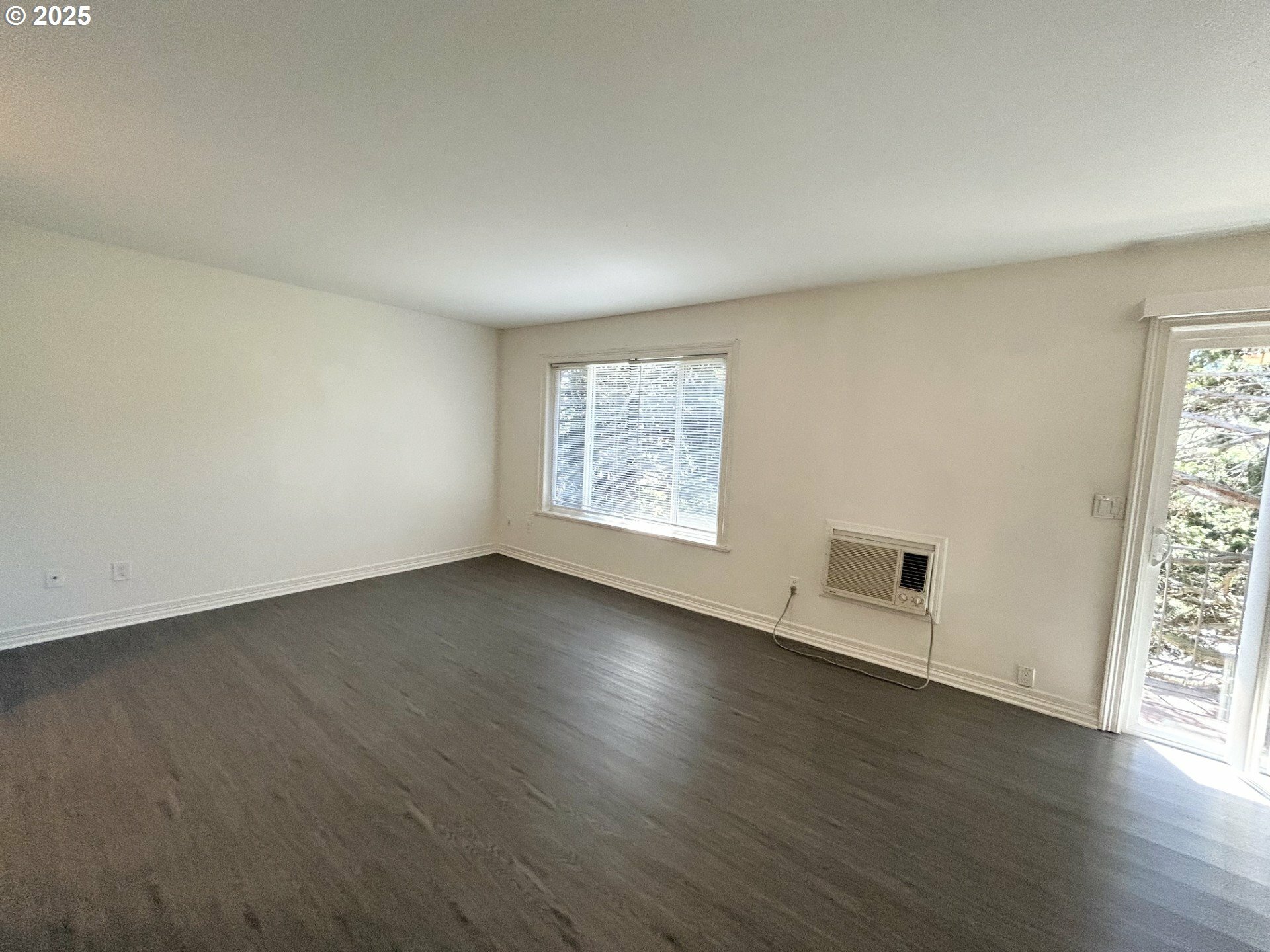 Property Photo: 200 SW Florence Ave I 14 OR 97080