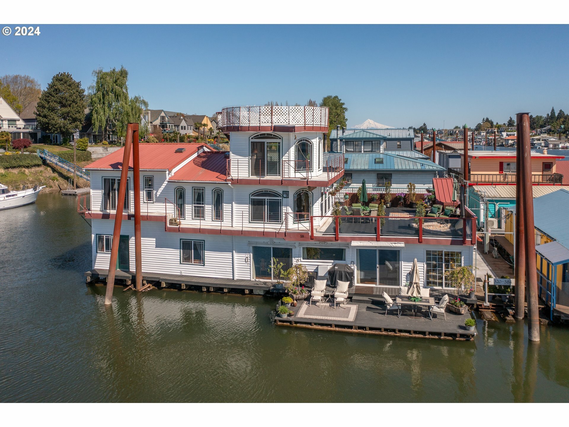 Property Photo: 584 N Tomahawk Island Dr OR 97217