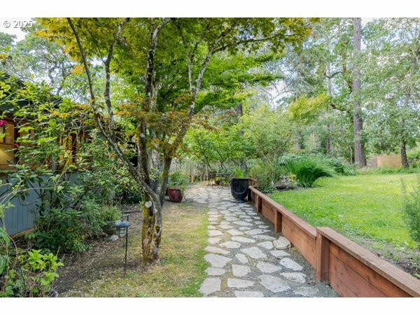 Property Photo: 86595 N Modesto Dr OR 97402