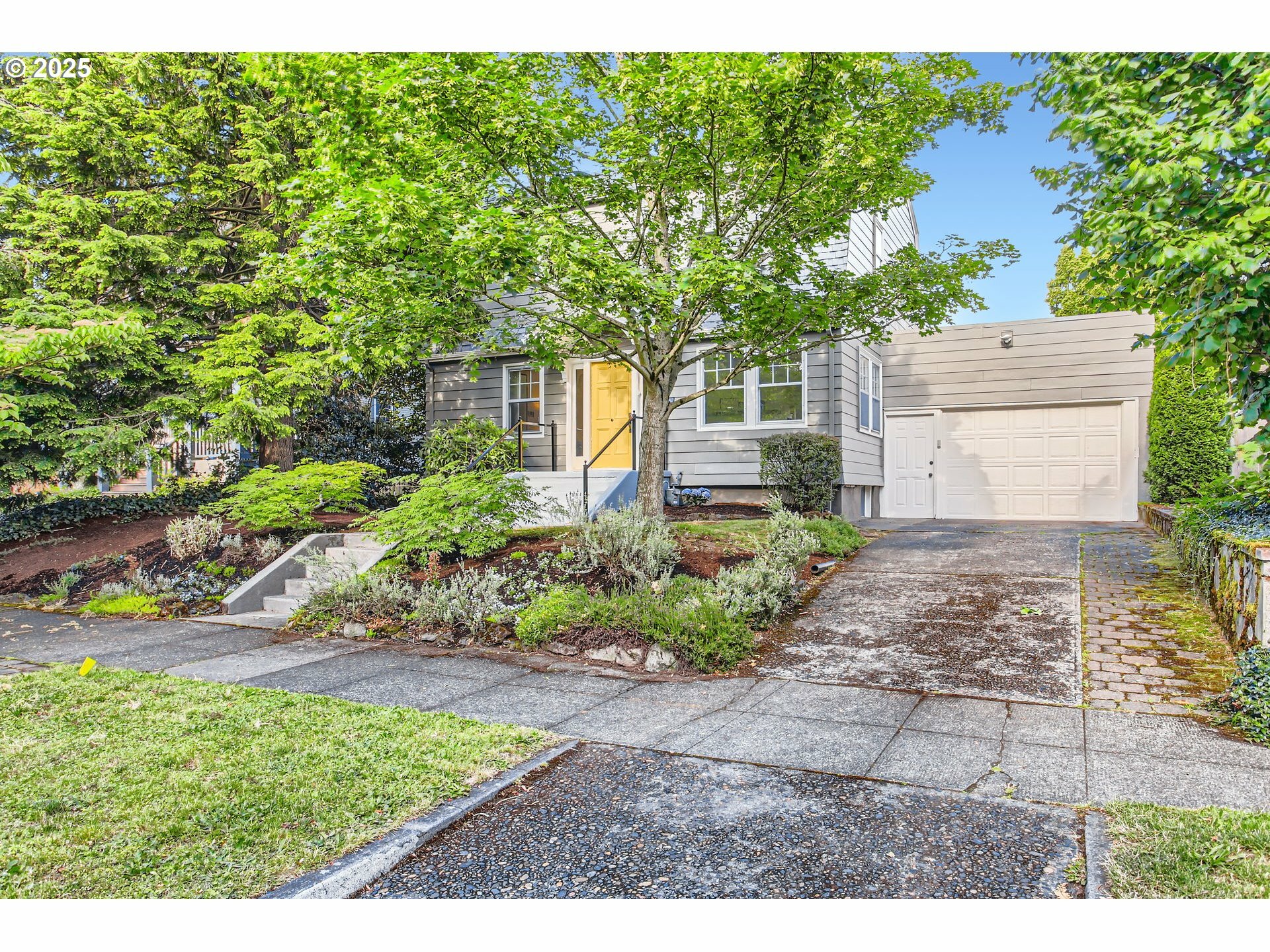 Property Photo: 5536 N Delaware Ave OR 97217