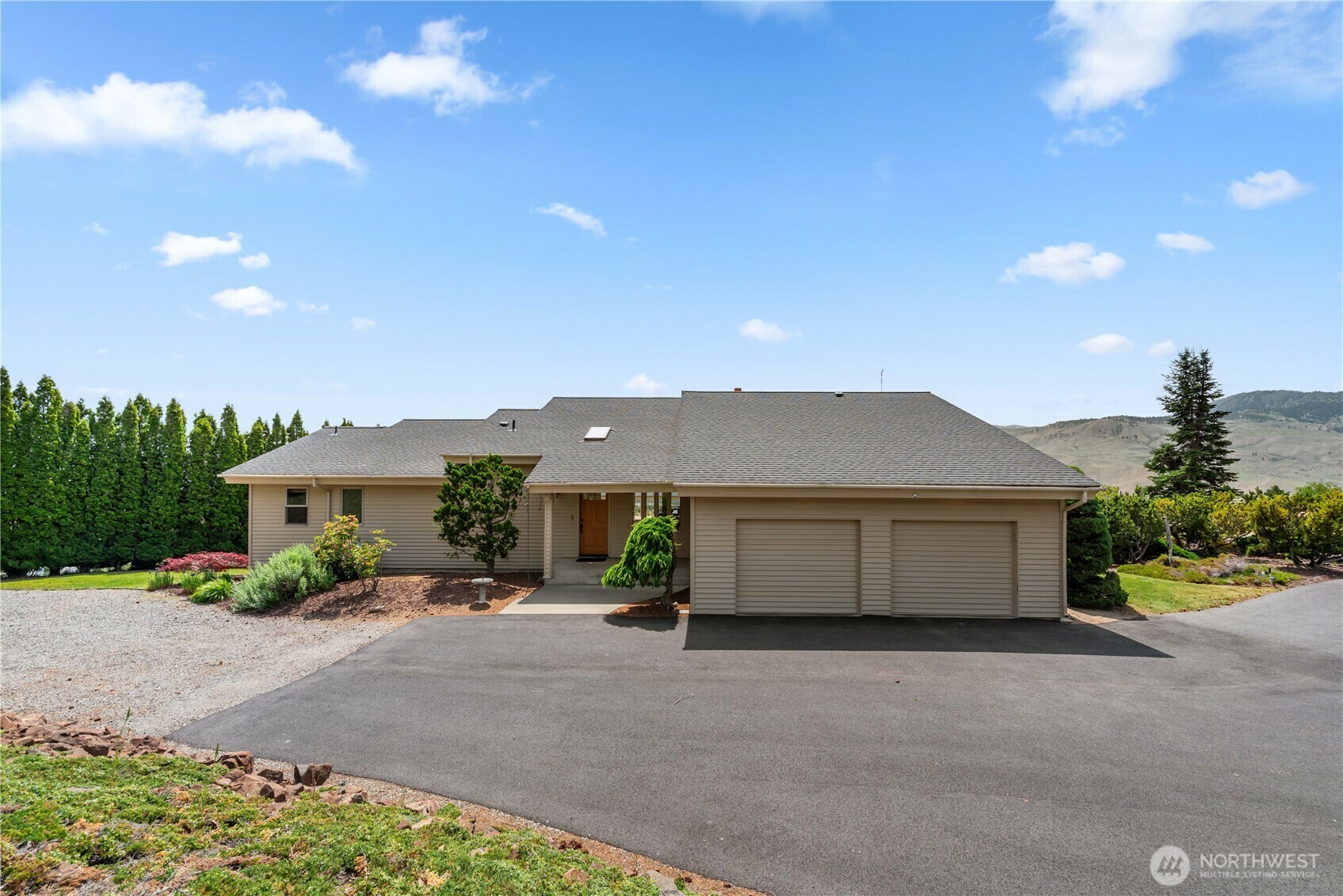 Property Photo: 4261 April Dr WA 98801