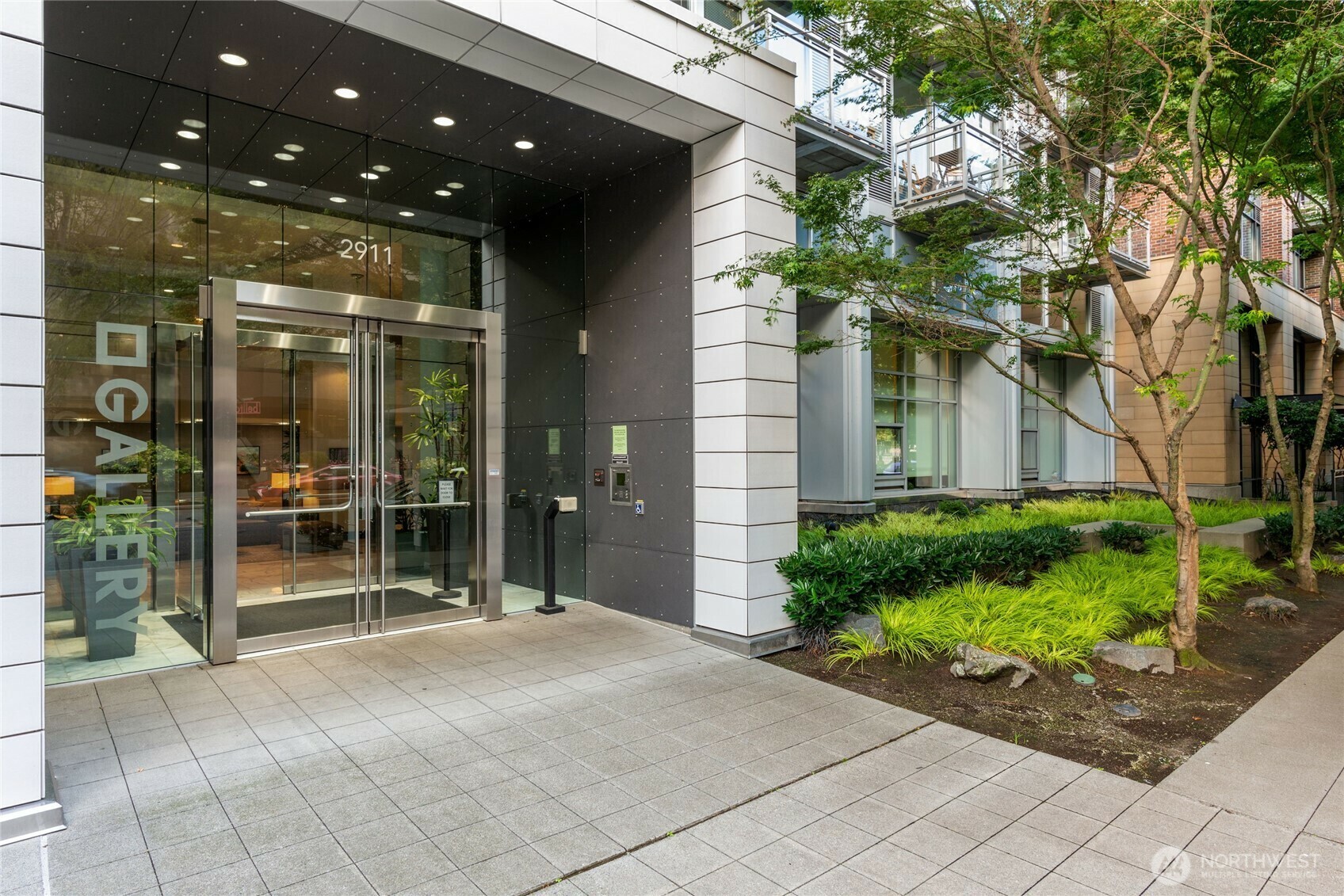 Property Photo: 2911 2nd Avenue 522 WA 98121