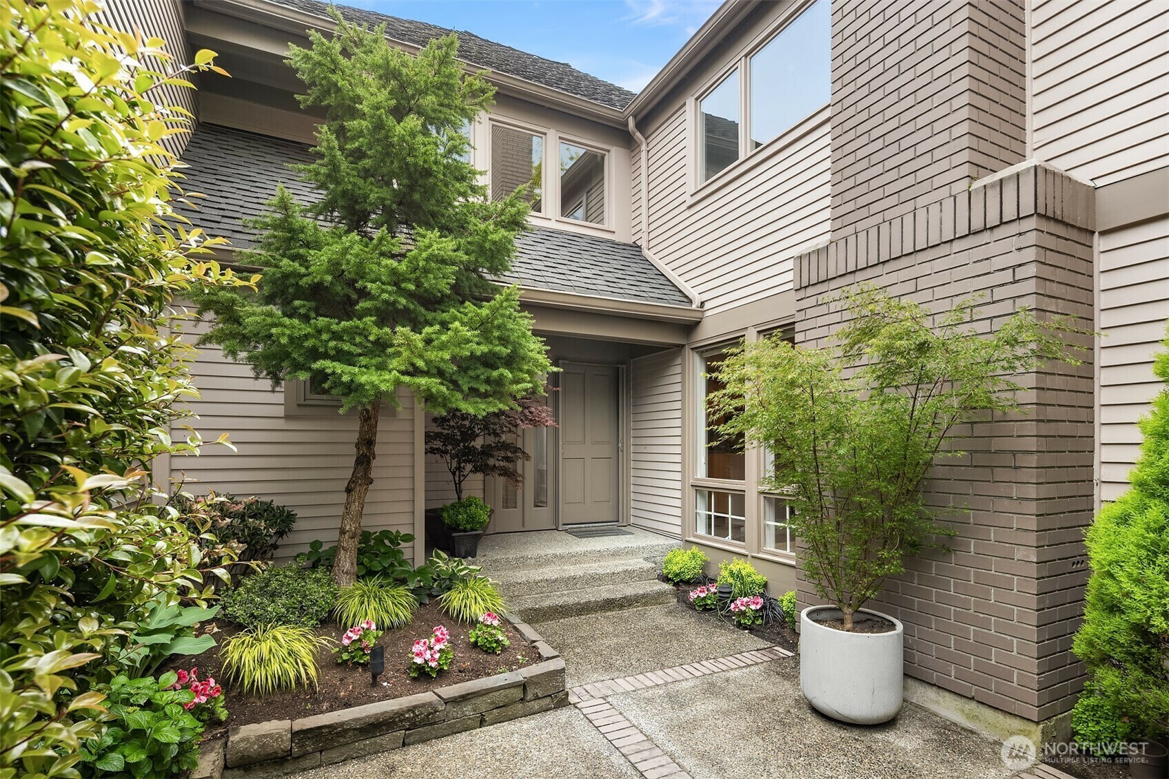 Property Photo:  1732  Bellevue Way NE  WA 98004 