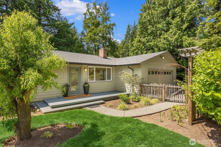 Property Photo:  737  Park Avenue NE  WA 98110 