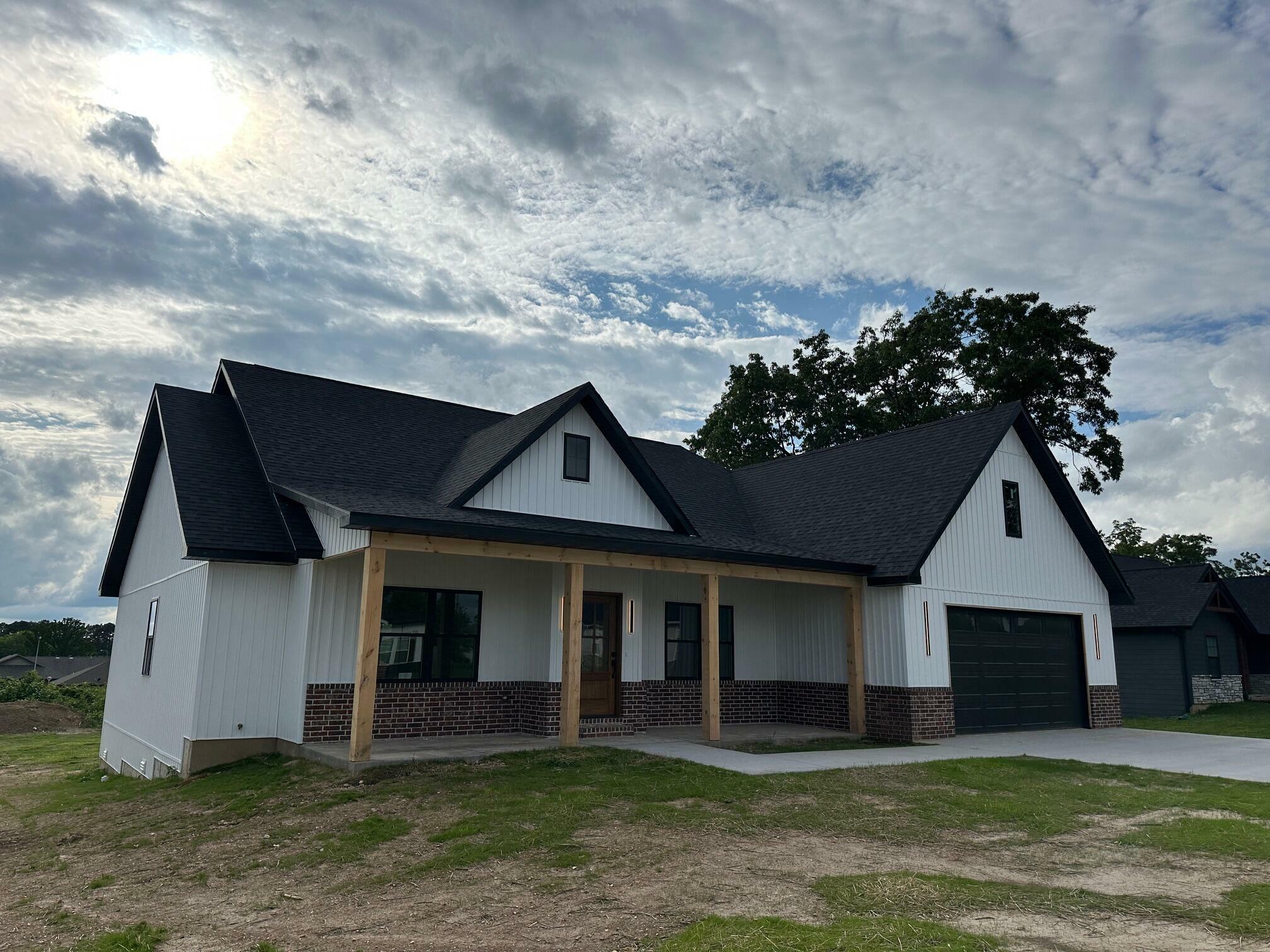 2705 Town Drive  Mountain Grove MO 65711 photo
