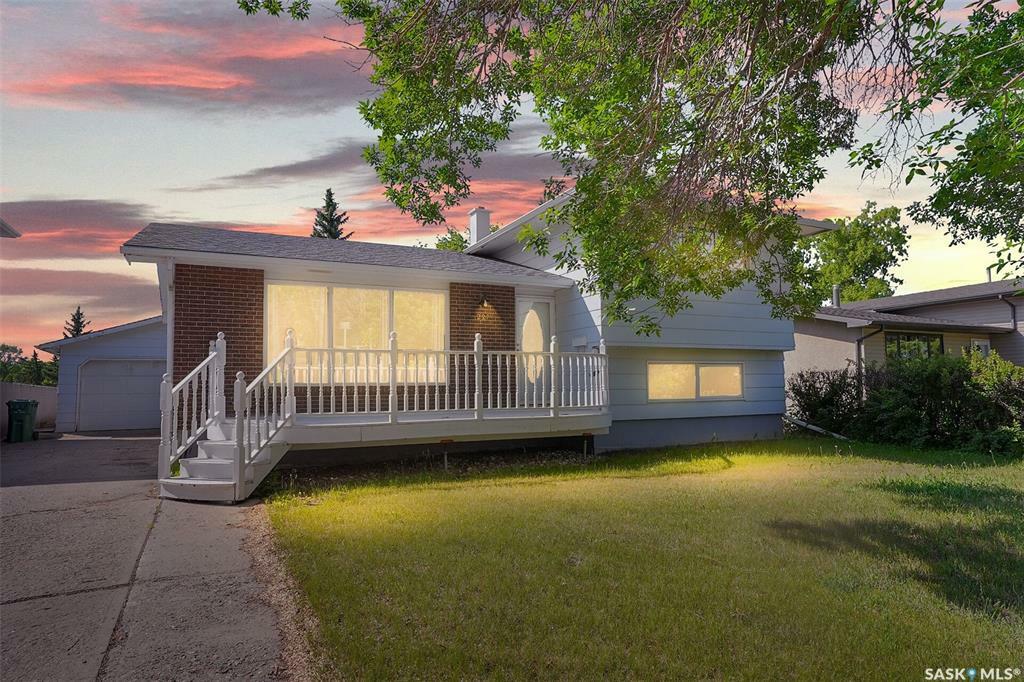 Property Photo: 227 Rodenbush Drive SK S4R 6X1