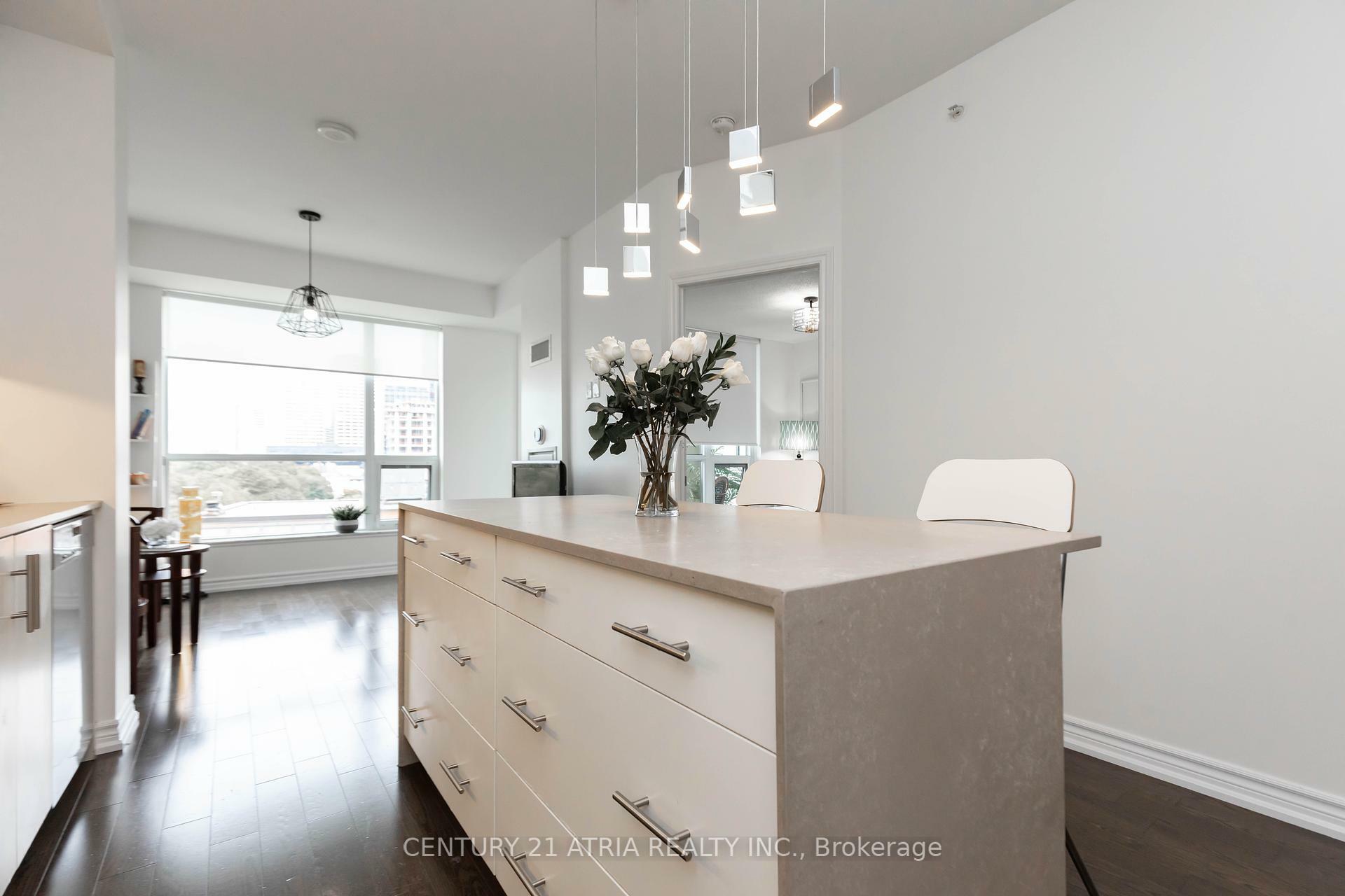 Property Photo: 23 Glebe Road W 519 ON M5P 0A1