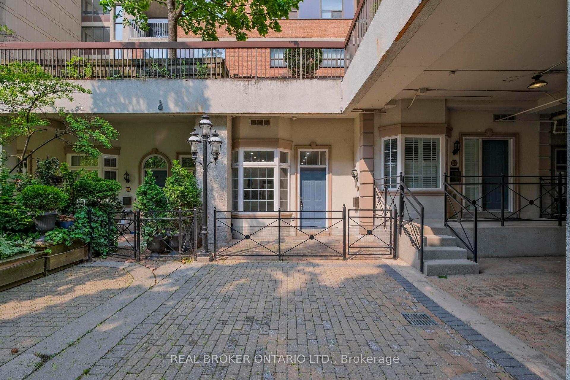 Property Photo:  71 McCaul Street 105  ON M5T 2X1 