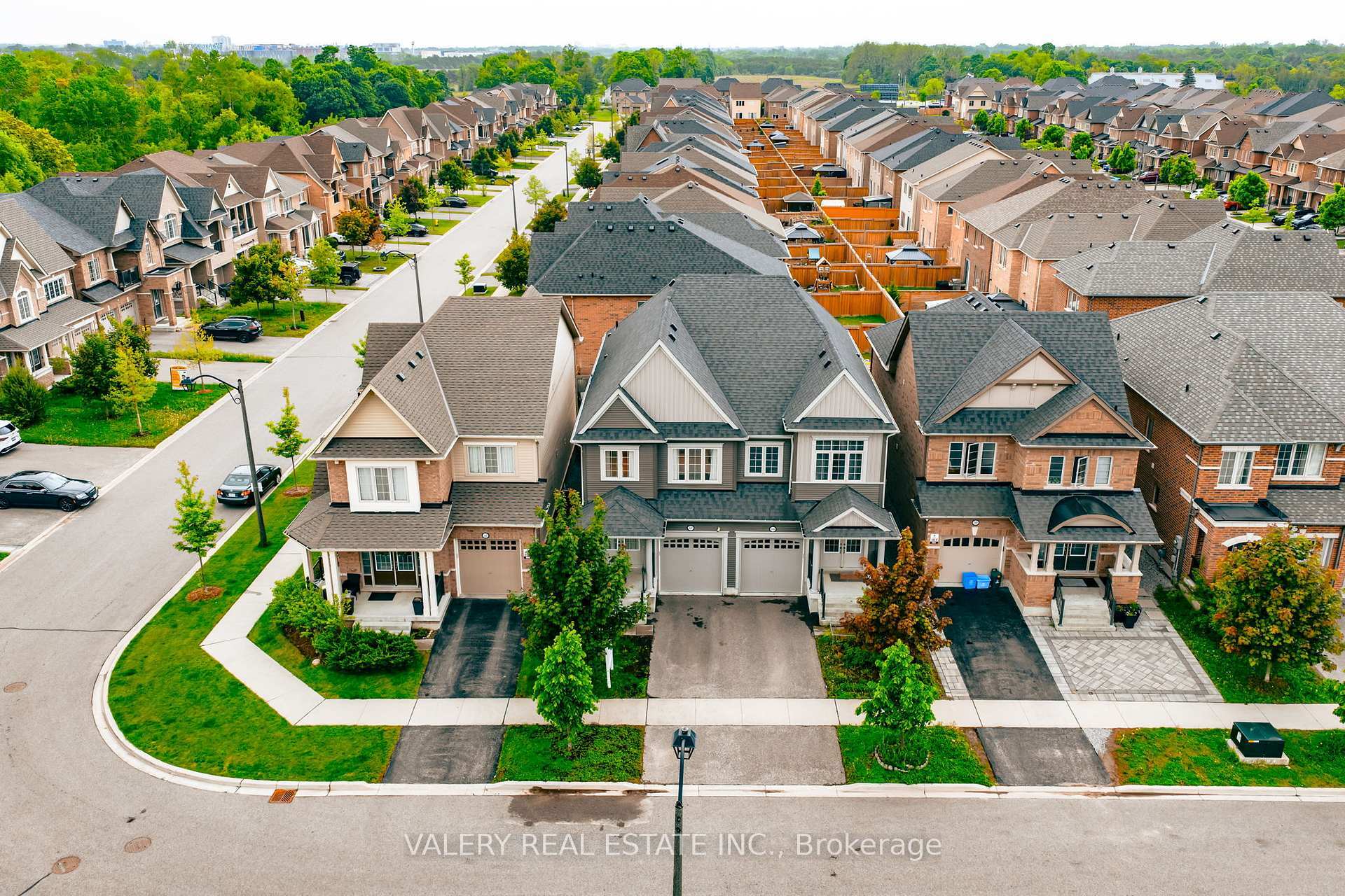 Property Photo:  2442 Equestrian Crescent  ON L1L 0L7 