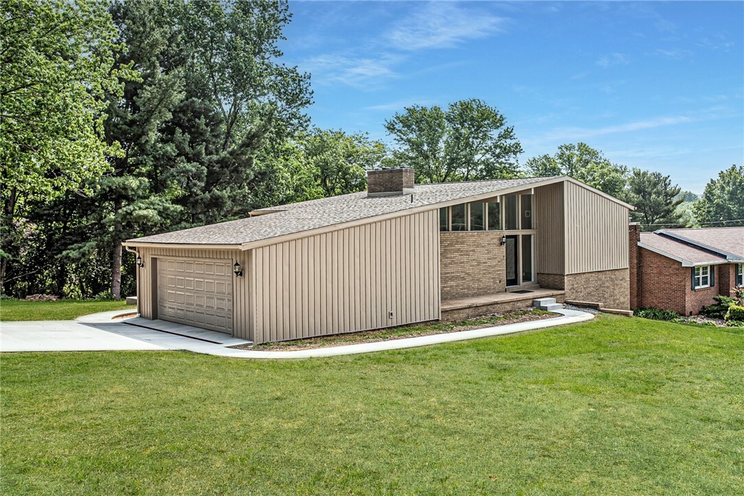 Property Photo: 200 Centerwood Cir PA 15401