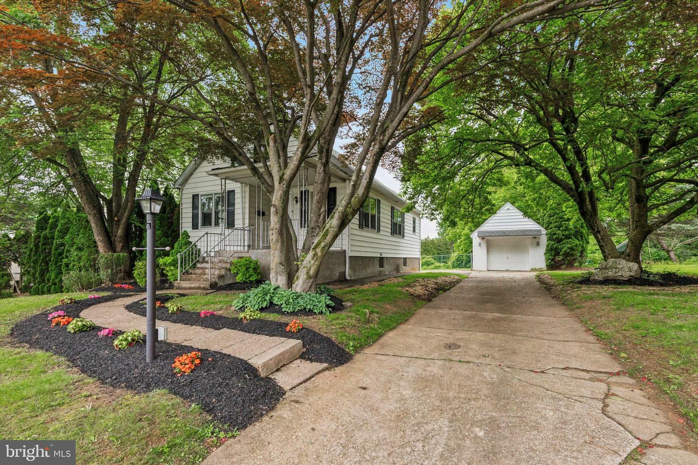 Property Photo: 771 N Hills Avenue PA 19038