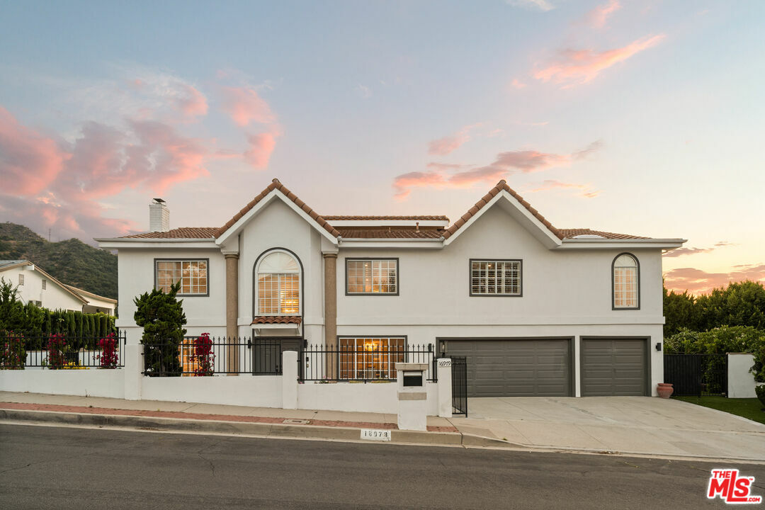 16979 Encino Hills Dr  Encino CA 91436 photo