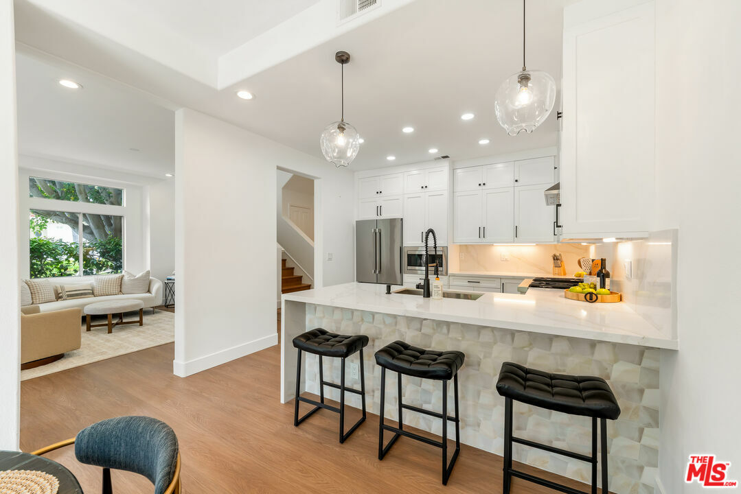 Property Photo: 6453 Zuma View Pl CA 90265