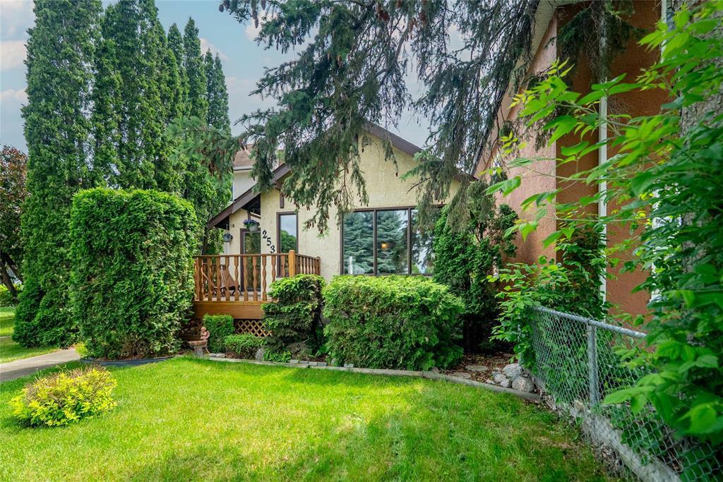 Photo de la propriété: 253 Glenwood Crescent MB R2L 1K3
