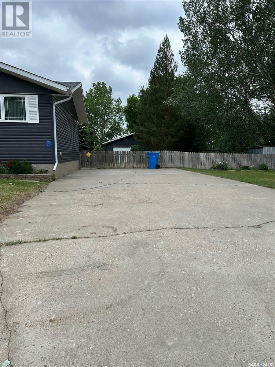 Property Photo: 1277 Veterans Crescent SK S4A 1Z9