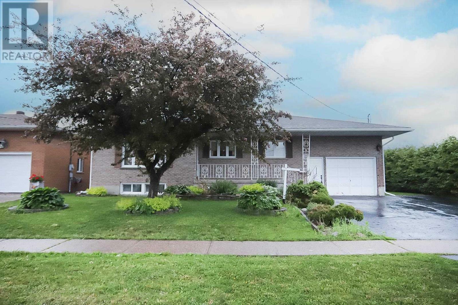 Property Photo: 86 Johnson Ave ON P6C 2V5