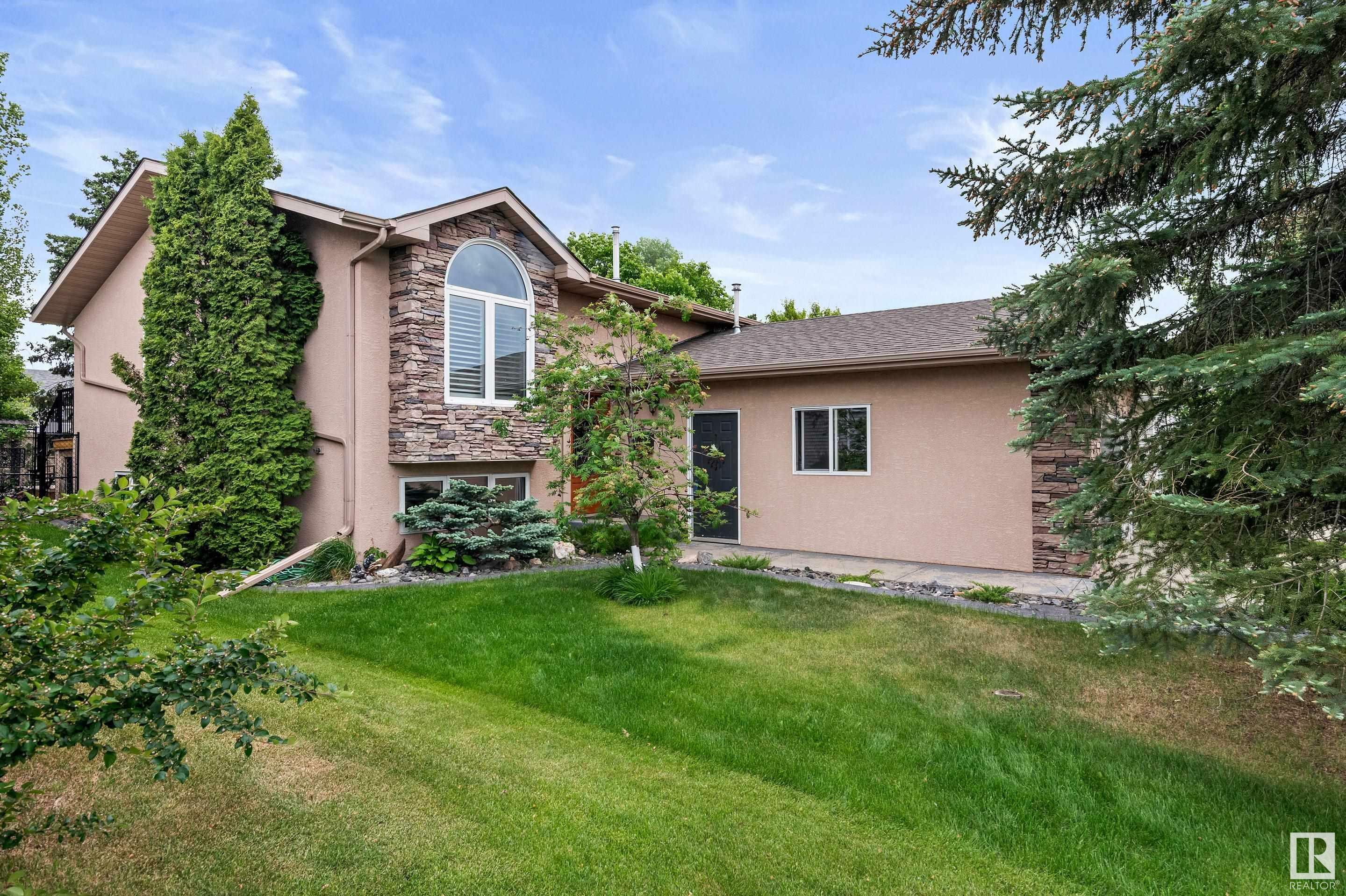 Property Photo: #4 Heritage Crescent AB T7Z 1A1