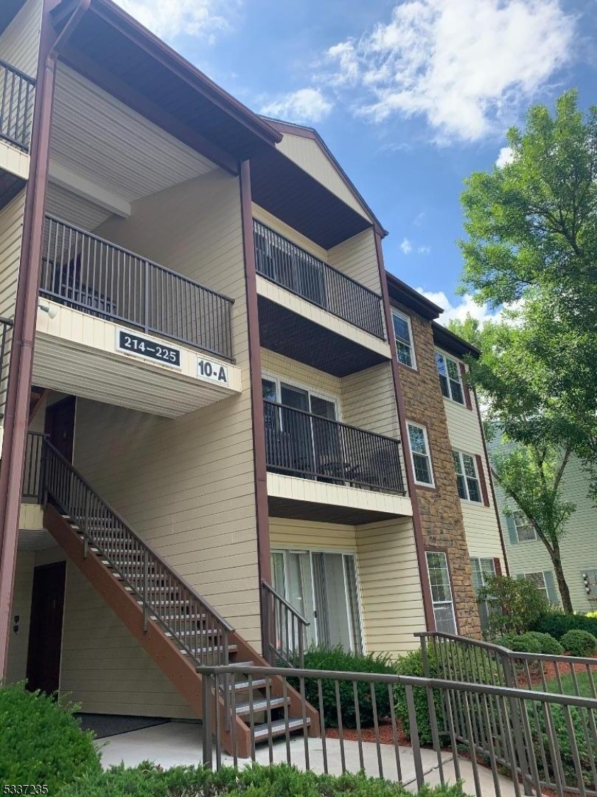 Property Photo: 260 Robertson Way NJ 07035