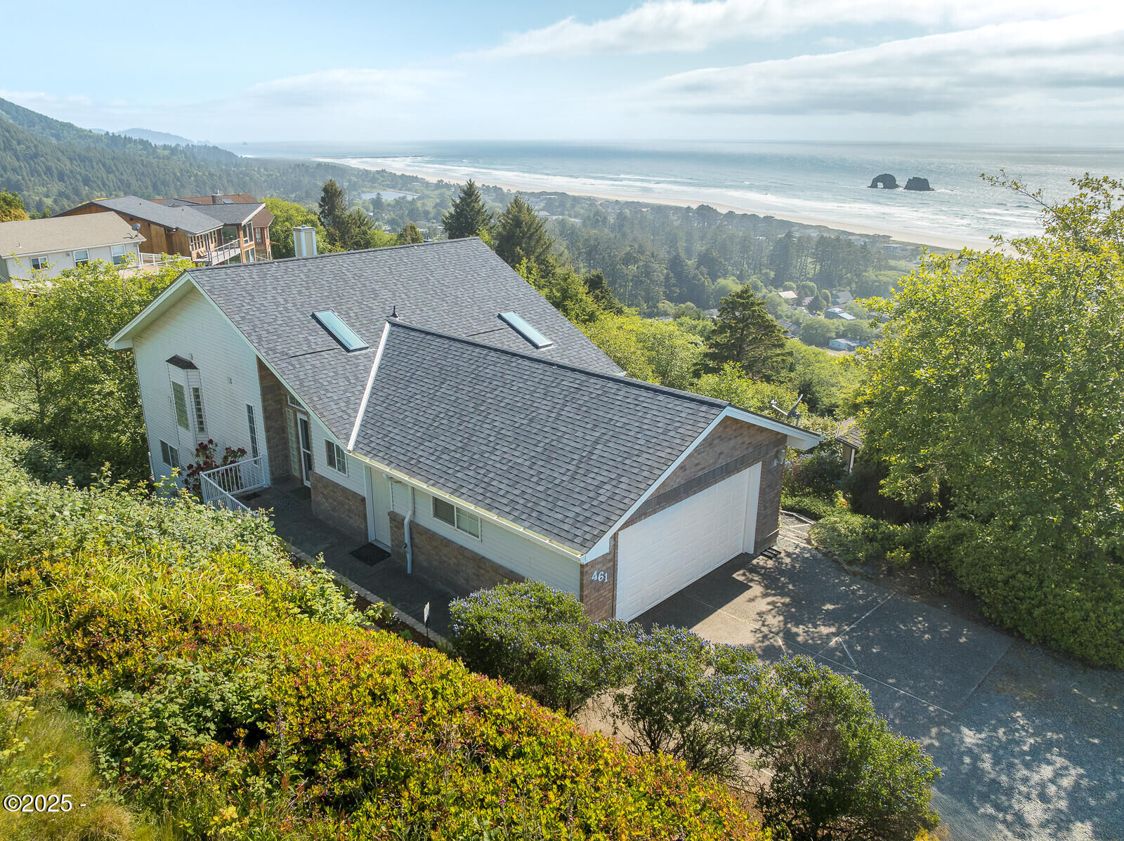 Property Photo:  461 S Home Court  OR 97136