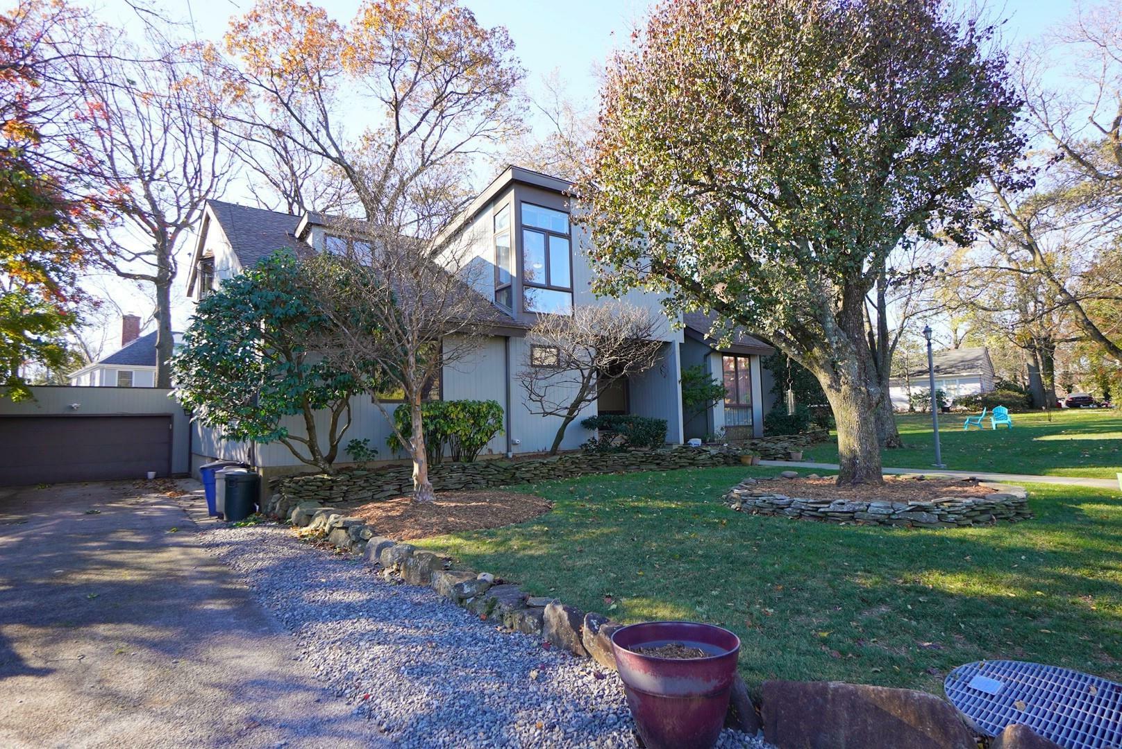 Property Photo:  26 Ada Place  NY 10301 