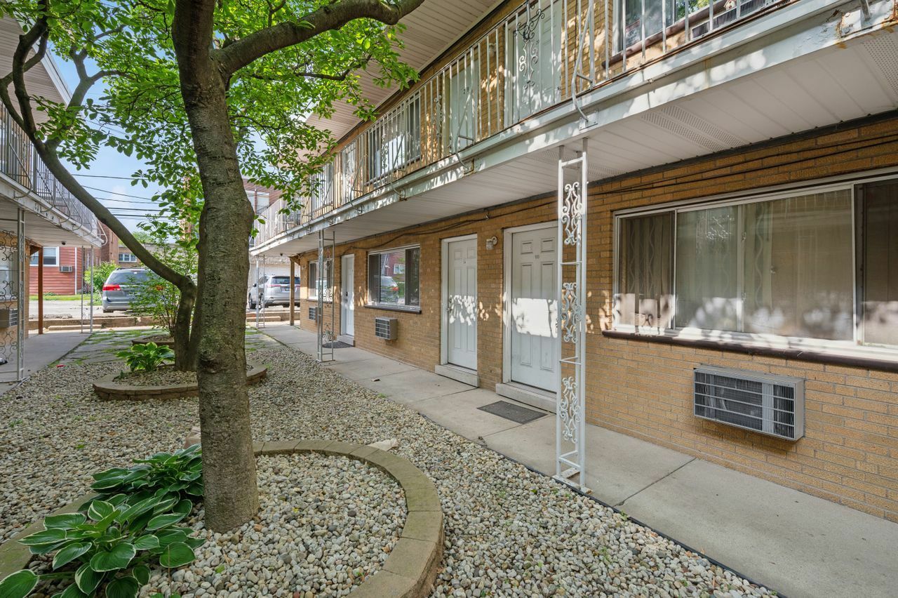 Property Photo: 2524 W Foster Avenue 104 IL 60625