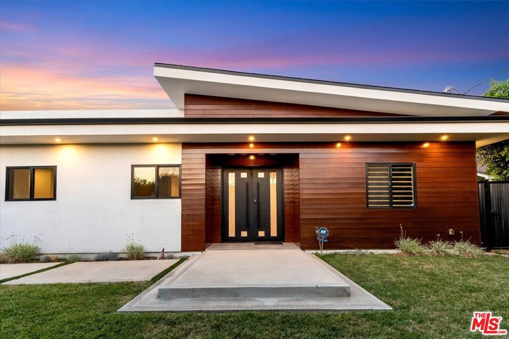 Property Photo: 5456 Hazeltine Avenue CA 91401