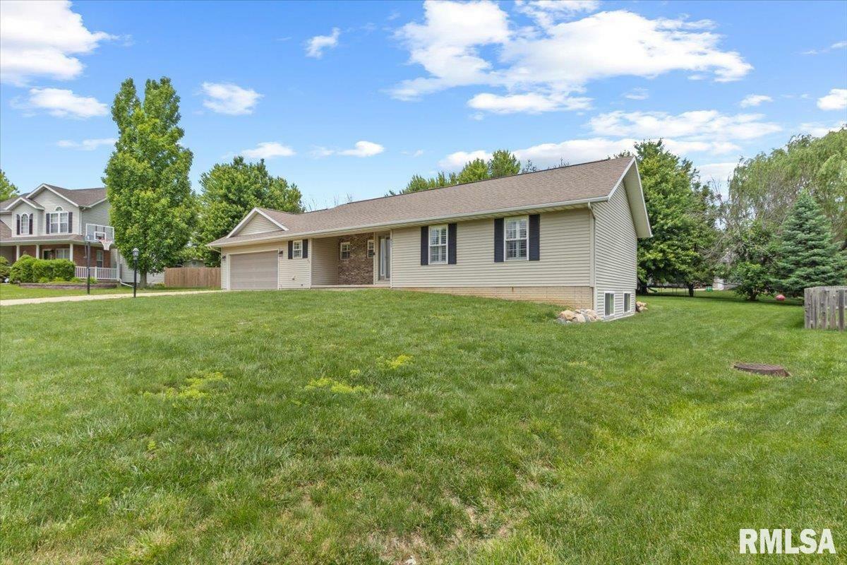 Property Photo: 611 Bittersweet Avenue IL 61548