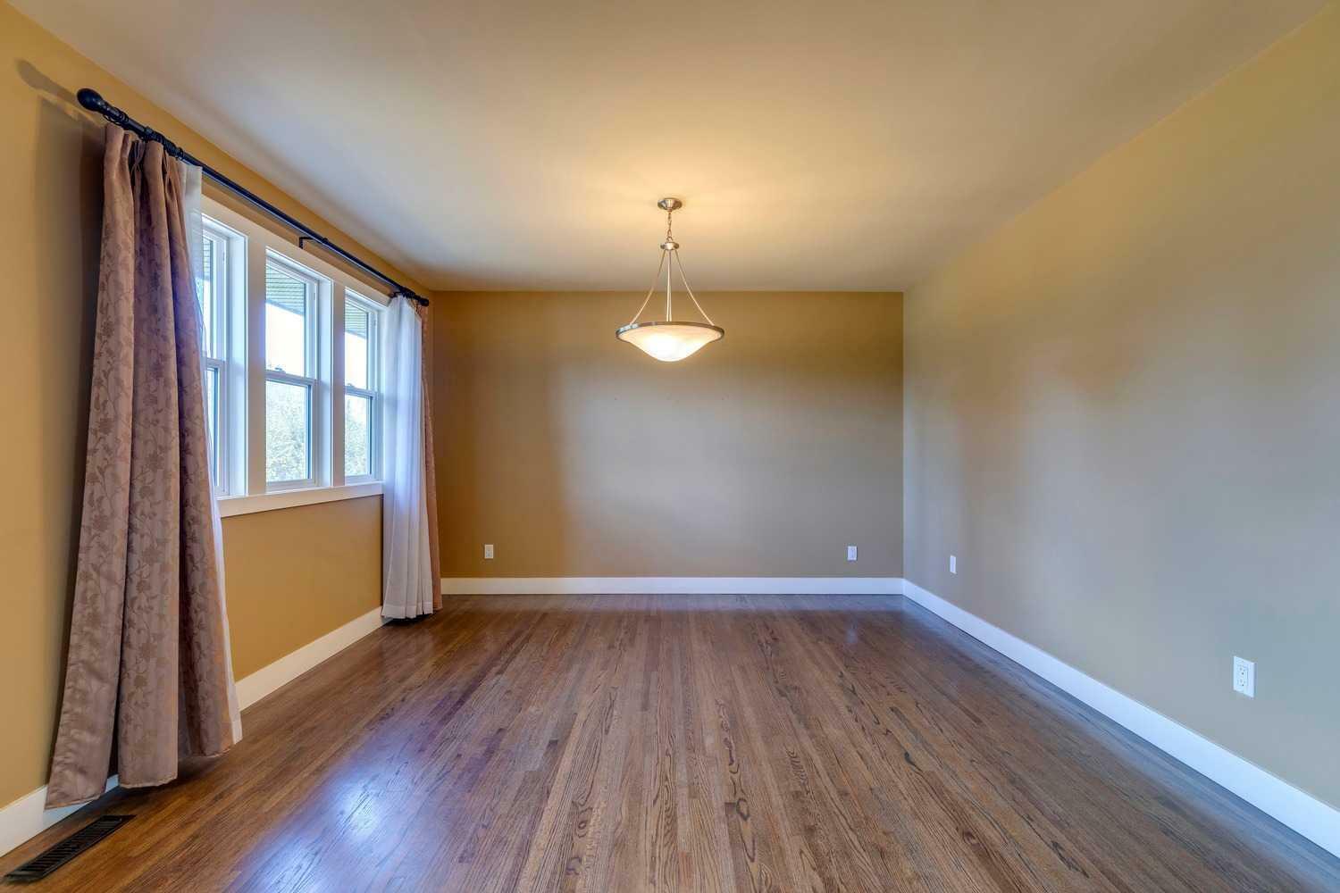 Property Photo:  3140 46 Street SW  AB T3E 3W8 