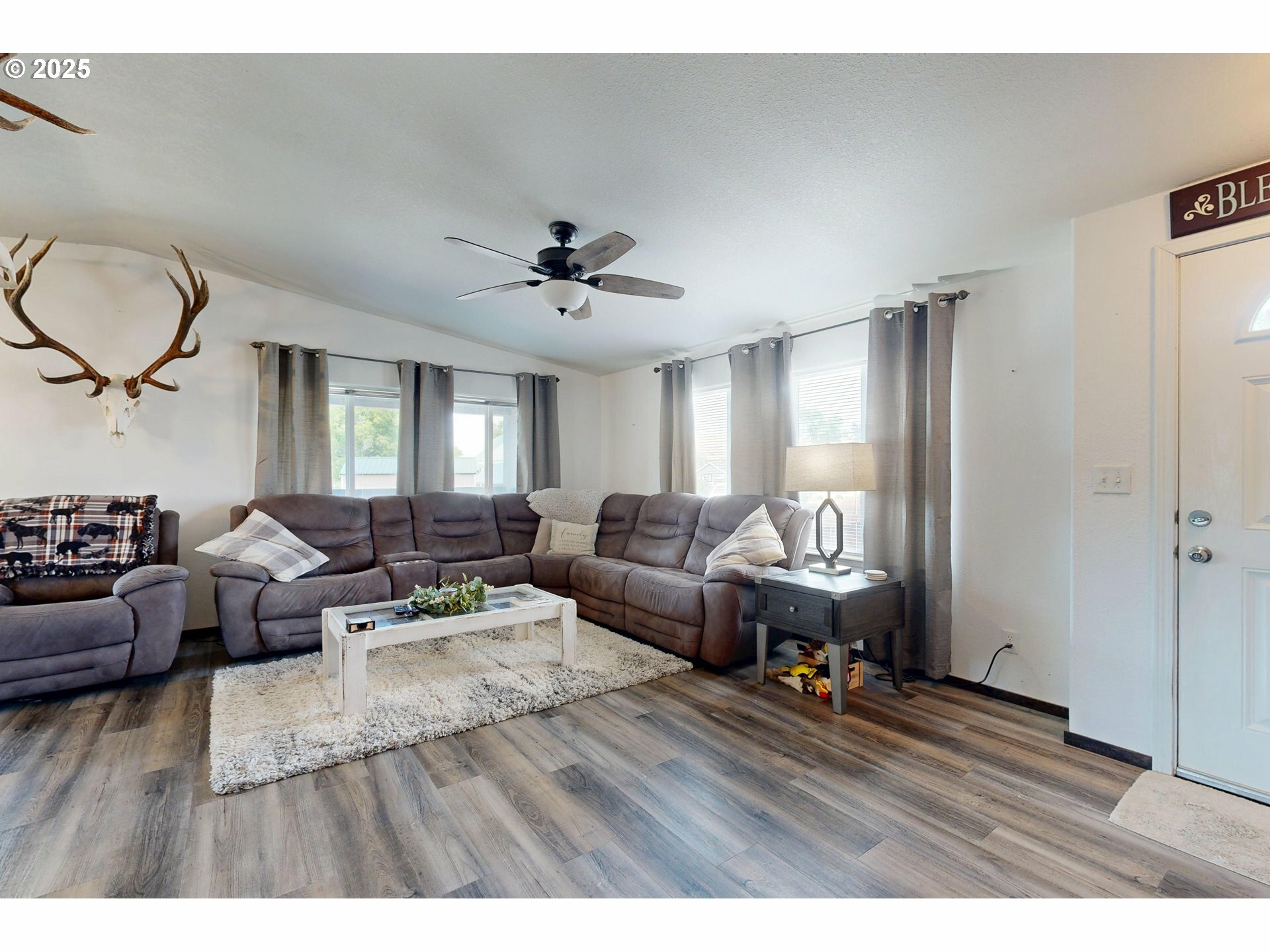 Property Photo:  160 SE 19th Ct  OR 97862 