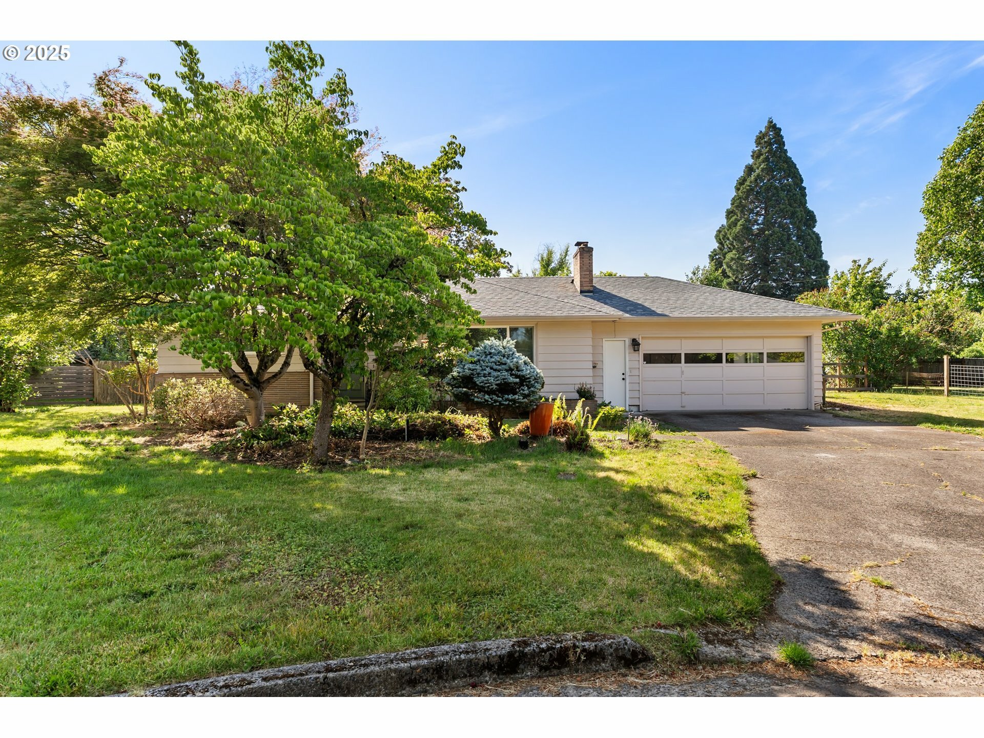 Property Photo:  45 Strome Ct  OR 97404 