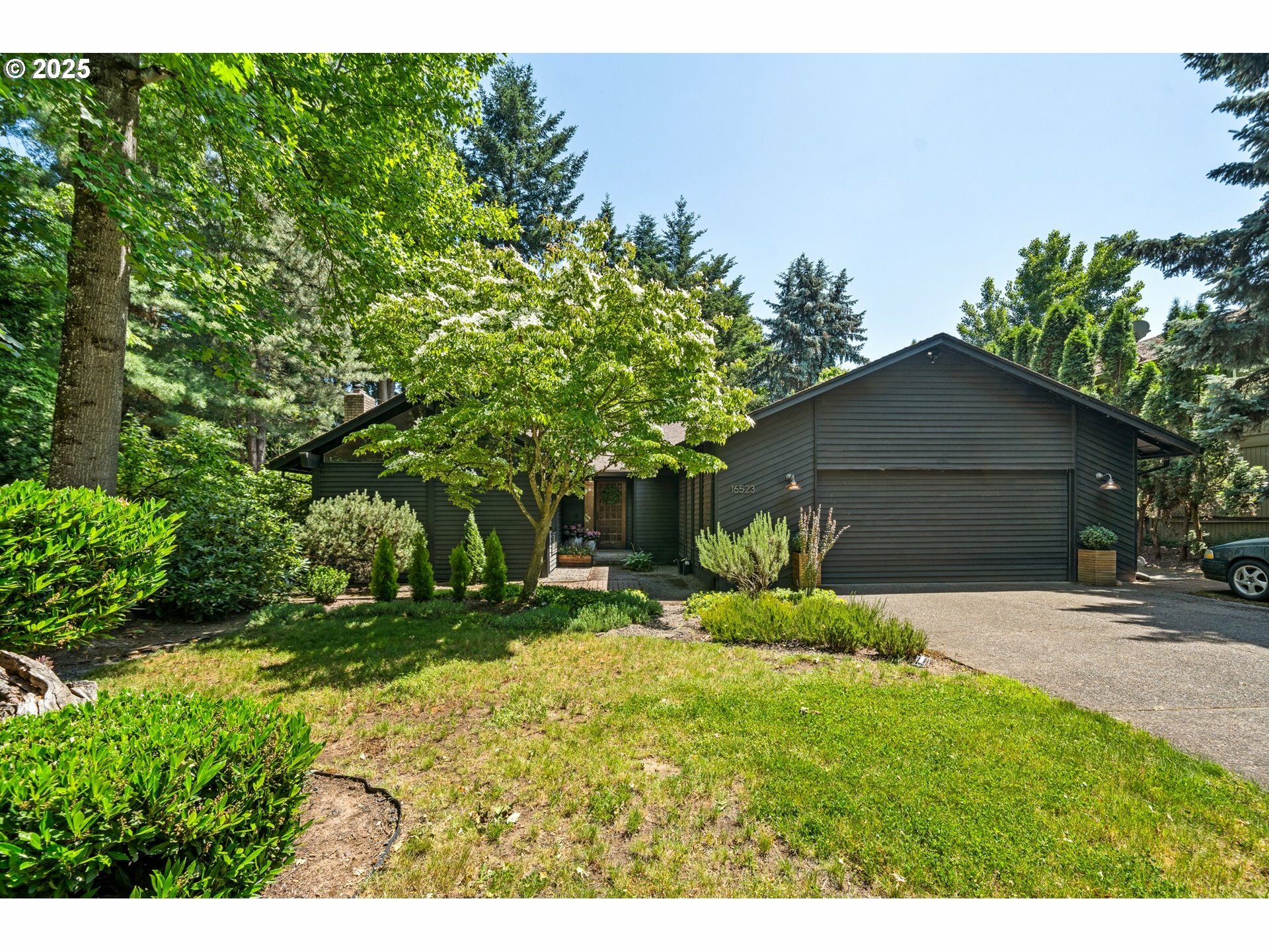 Property Photo:  16523 NE Fargo Cir  OR 97230 