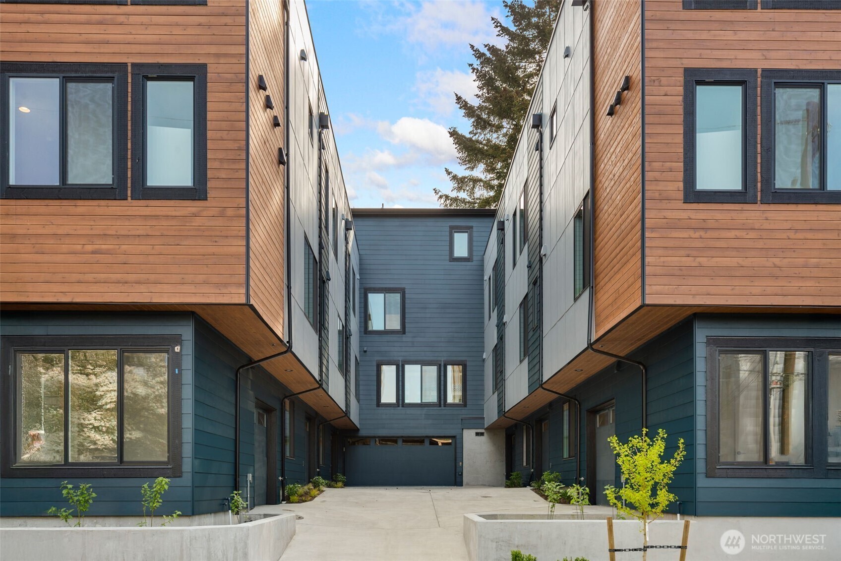 Property Photo: 3831 A Woodlawn Avenue N WA 98103