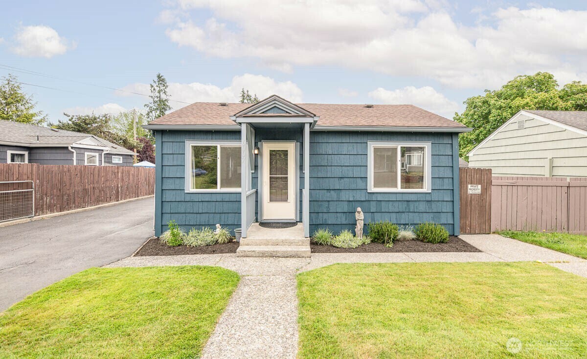 Property Photo: 6007 Oakes Ave SE WA 98203